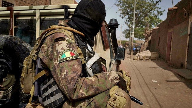 Quatre soldats de l’armée malienne ont été tués et une dizaine d’autres blessés dans une attaque survenue mardi soir à Nara, dans l’ouest ...