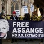 Ce vendredi 10 décembre, la Haute Cour de Londres a annulé en appel le refus d'extrader vers les États-Unis le fondateur de WikiLeaks, Julian Assange, que Washington veut juger pour une fuite massive de documents.