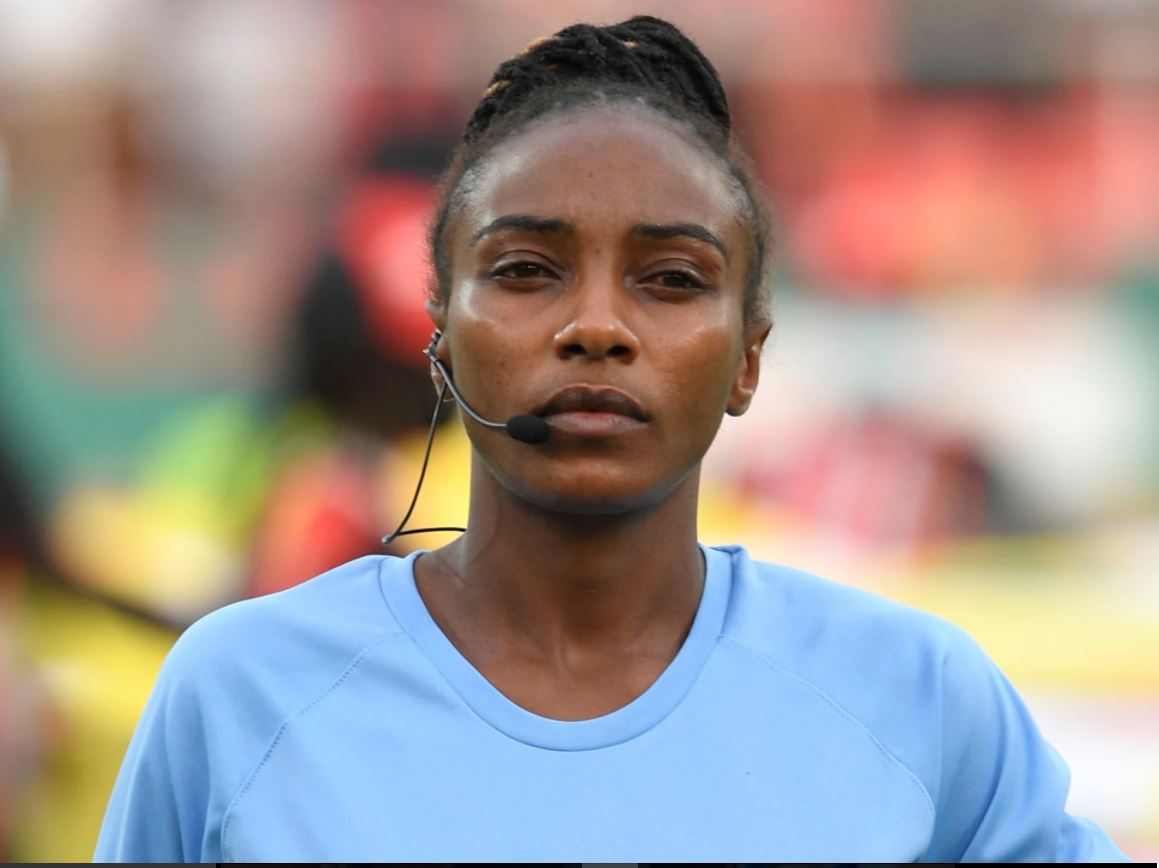 L'arbitre rwandaise Salima Rhadia Mukansanga entrera dans l'histoire dans les prochaines heures en devenant la première femme à arbitrer
