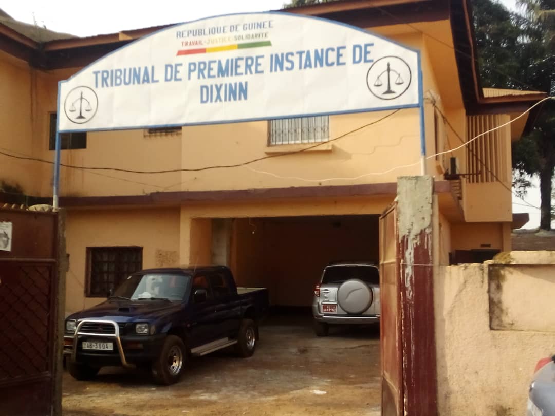 Le procureur de la République près le tribunal de première instance (TPI) de Dixinn, Alghassimou Diallo entouré de ses proches collaborateurs