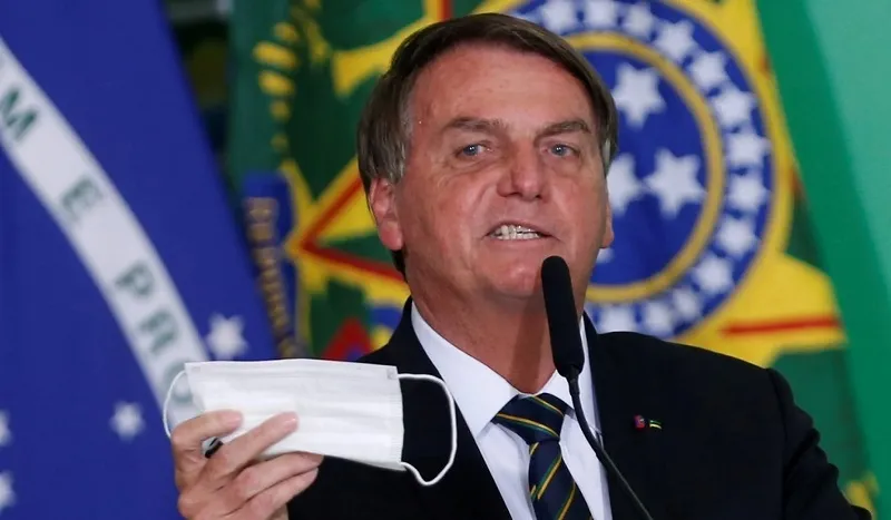 Le président brésilien Jair Bolsonaro, s’adressant aux journalistes, déclare que l’OMS ne se mêlera pas des affaires brésiliennes en matière