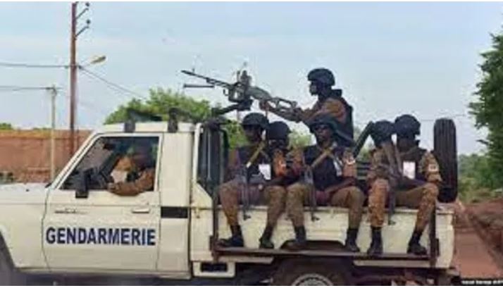 Sept soldats et quatre supplétifs de l’armée du Burkina Faso ont été tués jeudi dans deux embuscades tendues par des « terroristes » dans les