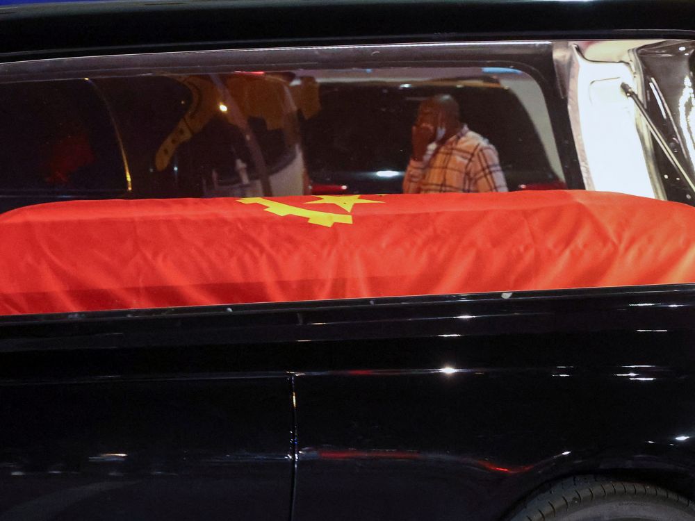 La dépouille de l'ancien président angolais José Eduardo dos Santos, décédé en Espagne en juillet dernier, a été rapatriée à Luanda en angol
