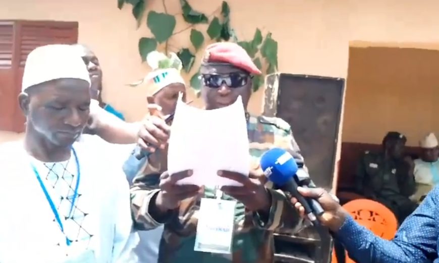 Dans une vidéo qui 12 mn, Commandant Fodé Sylla, sous-préfet de Mafara, de la préfecture de Dalaba s'est donner l'occasion de se torturé par