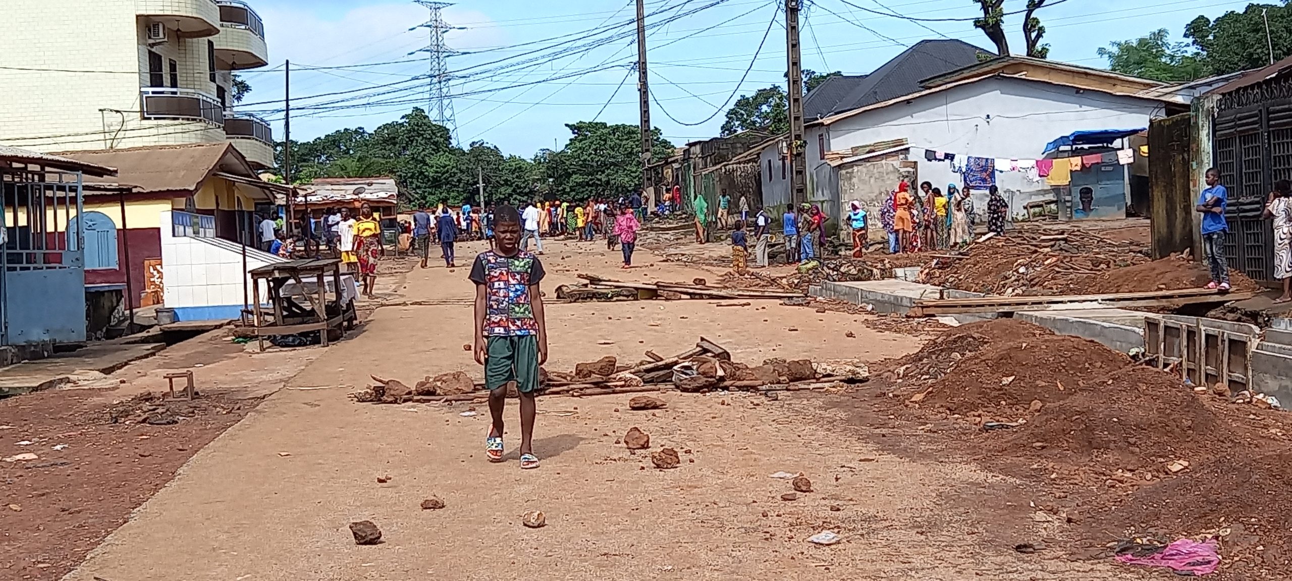 A commencer du niveau de l'école Gbessia Cité 2, à quelques mètres seulement du domicile d'Ousmane Gaoual Diallo, des jeunes ont finis par af