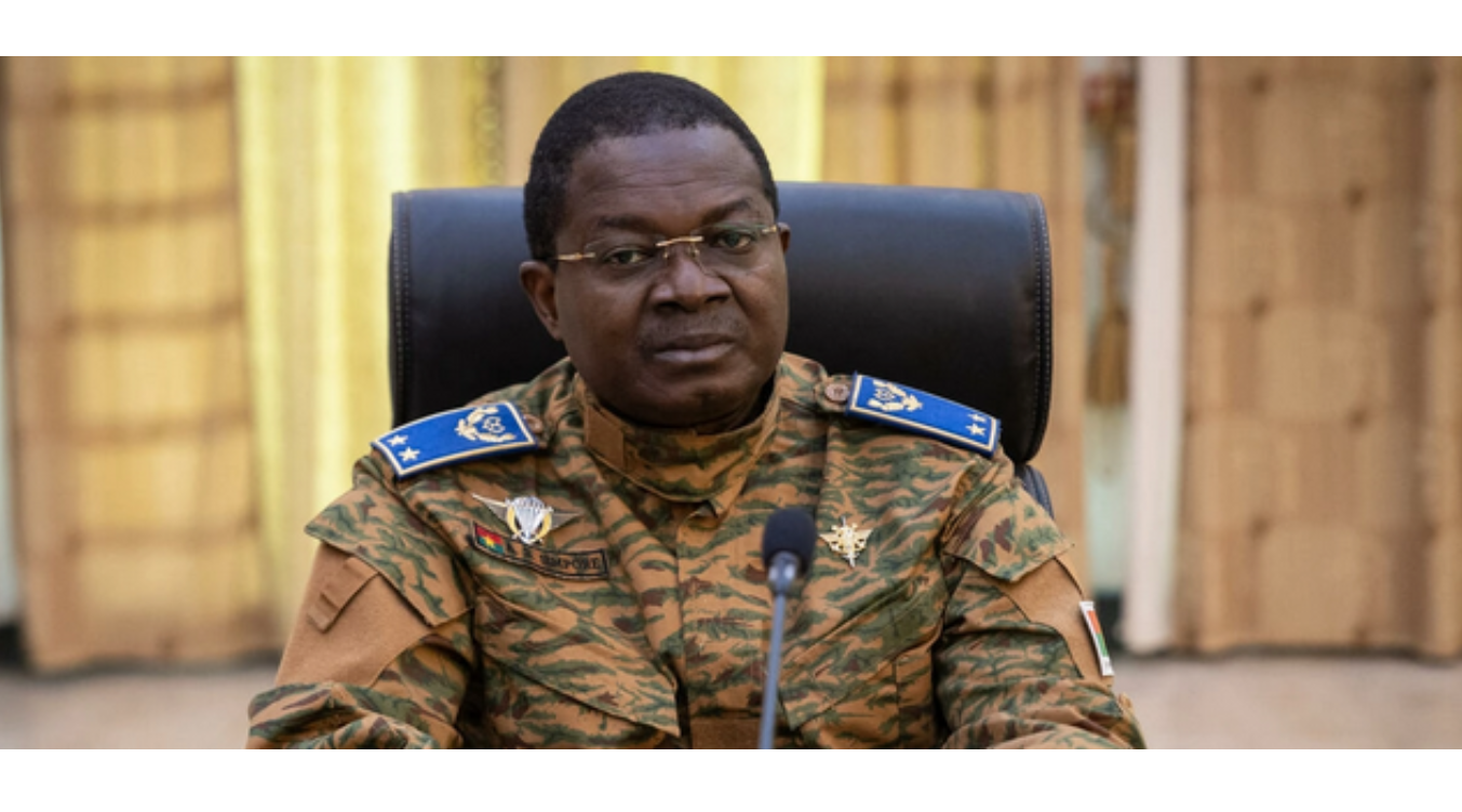 Le président burkinabè limoge le ministre de la Défense. On l’a appris par deux décrets lus lundi 12 septembre dans la soirée à la télévision
